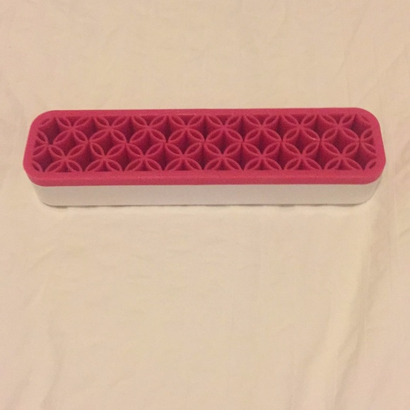 Quirky Makeup Brush Organizer - Picture 1 of 5